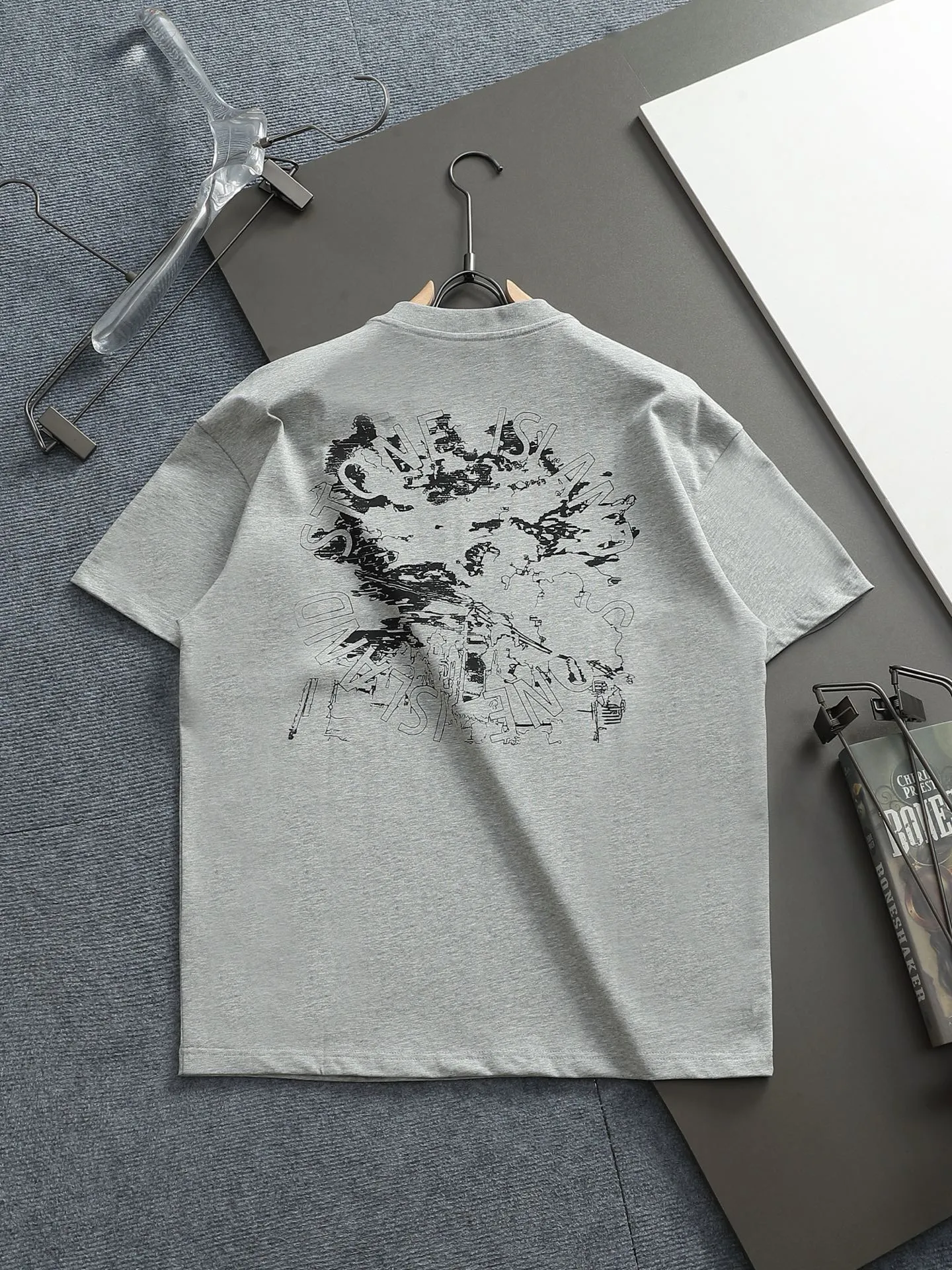 🅿️170 Stone Island 2025FW new autumn and winter geometric print short-sleeved base T-shirt. Pure background color with the brand's iconic compass logo + geometric line printing on the back, which is very cool and recognizable. The basic round neck version is suitable for various body shapes, the fabric is soft and breathable, and multiple colors are available. It is suitable for daily outings/casual wear, and can be easily worn on the street. Color: gray white Size: XSSML